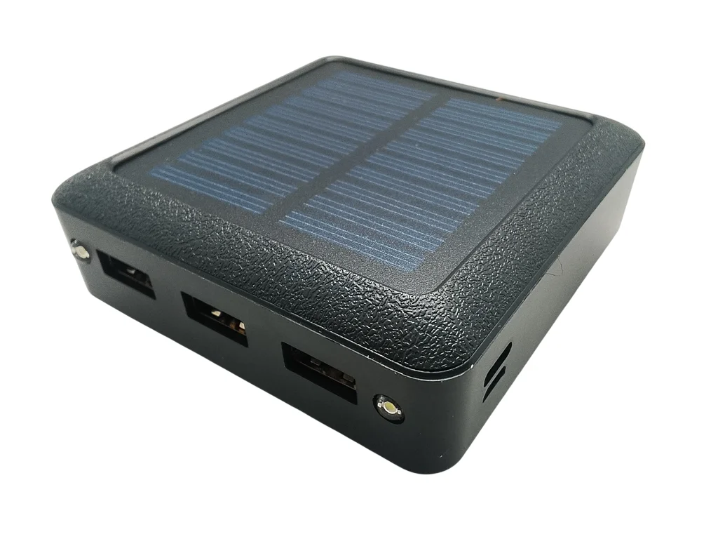 Повербанк 10000 мА·год із сонячною панеллю та ліхтариком — 3×USB, Type‑C і Micro‑USB